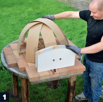 Skabeloner placeres på muret pizzaovn Skabeloner placeres på bunden af muret pizzaovn